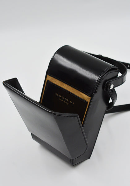 MERRYL TIELMAN FRANK CROSSBODY BAG SHINY BLACK | DOSHABURI Online Shop