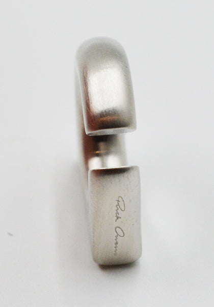RICK OWENS MEN ROUND PRONG EAR CUFF PALLADIO SS26 | DOSHABURI Shop
