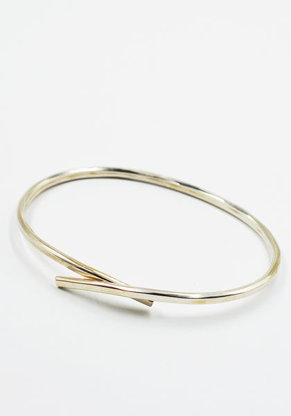WERKSTATT MÜNCHEN M2266 BANGLE EMBRACE SILVER FW26 | DOSHABURI Shop