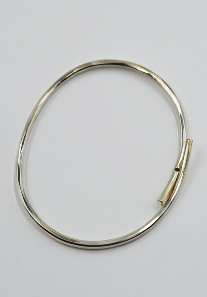 WERKSTATT MÜNCHEN M2266 BANGLE EMBRACE SILVER FW26 | DOSHABURI Shop