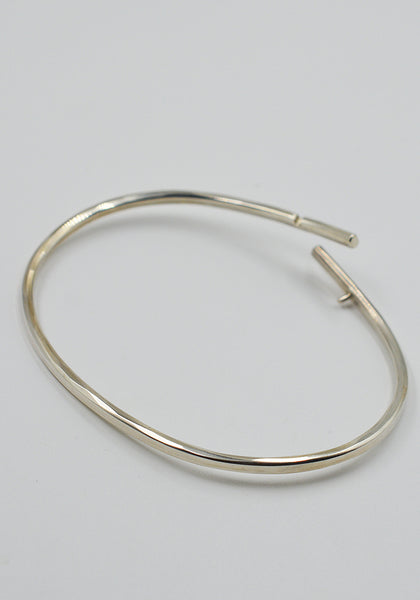 WERKSTATT MÜNCHEN M2266 BANGLE EMBRACE SILVER FW26 | DOSHABURI Shop