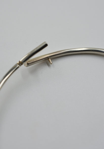 WERKSTATT MÜNCHEN M2266 BANGLE EMBRACE SILVER FW26 | DOSHABURI Shop