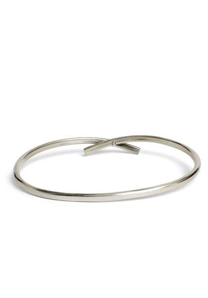 WERKSTATT MÜNCHEN M2266 BANGLE EMBRACE SILVER FW26 | DOSHABURI Shop