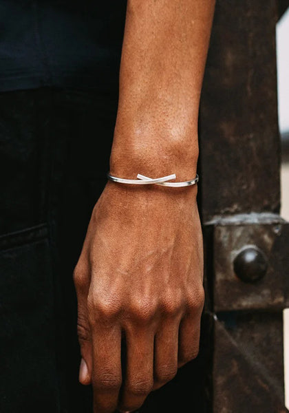 WERKSTATT MÜNCHEN M2266 BANGLE EMBRACE SILVER FW26 | DOSHABURI Shop