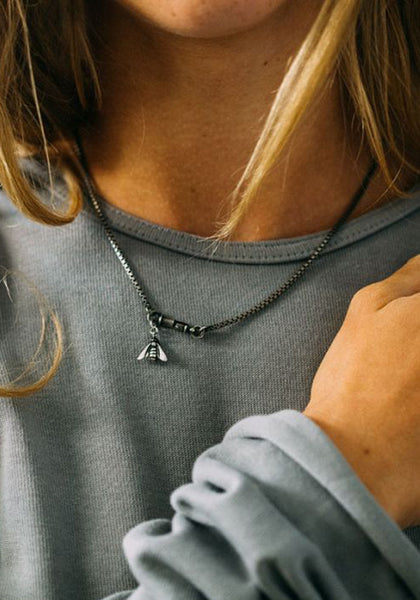 WERKSTATT:MÜNCHEN M3711 SYMBOL BEE NECKLACE SILVER | DOSHABURI Shop