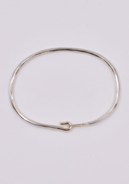 WERKSTATT MÜNCHEN M2640 SILVER BANGLE HOOK HAMMERED | DOSHABURI Online Shop